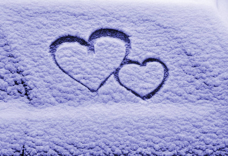 Zwei Herzen im Schnee