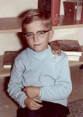 Bildhübscher Junge mit Hamster